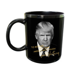 Tasse noire dédicacée par le président Donald Trump