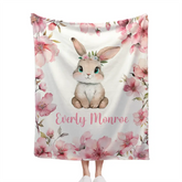 Couverture personnalisée avec prénom de bébé fille, lapin rose en fleurs de cerisier
