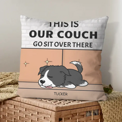 Cadeau d'oreiller personnalisé pour les amoureux des chiens - C'est notre canapé assis là-bas