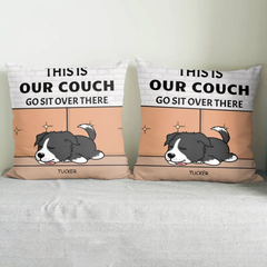 Cadeau d'oreiller personnalisé pour les amoureux des chiens - C'est notre canapé assis là-bas