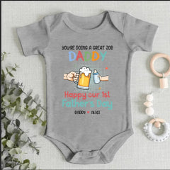 Vous faites un excellent travail papa - Famille personnalisée bébé Onesie - Cadeau de baby shower, cadeau pour le premier papa